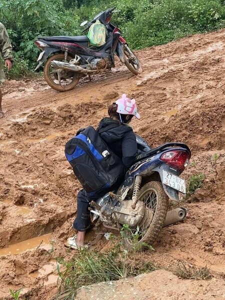 Vượt dốc trơn, bùn lầy và sạt lở, các cô giáo vùng cao Điện Biên vẫn bất chấp những cú