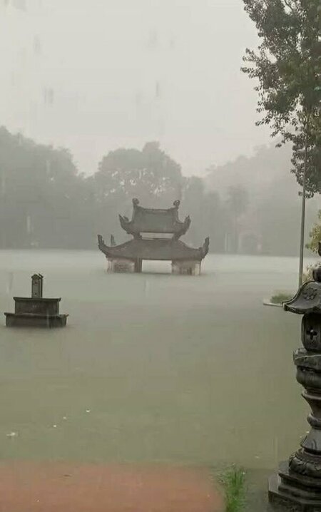 Chùa Thầy (Hà Nội) ngập trong cơn mưa tầm tã do ảnh hưởng cơn bão số 5