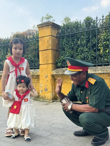 Bức ảnh đẹp quá! Người cựu chiến binh Quảng Ngãi ra Thủ đô xem diễu binh với 3 triệu đồng