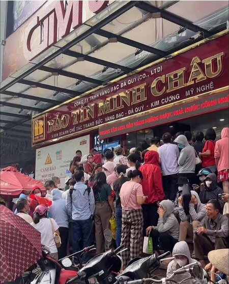 Vàng lên 145 rồi mà cả ngày nay người ta vẫn xếp hàng mua không chán!