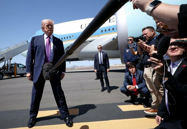 Ông Trump thể hiện tư thế uy quyền khi trả lời câu hỏi của các phóng viên hôm qua.