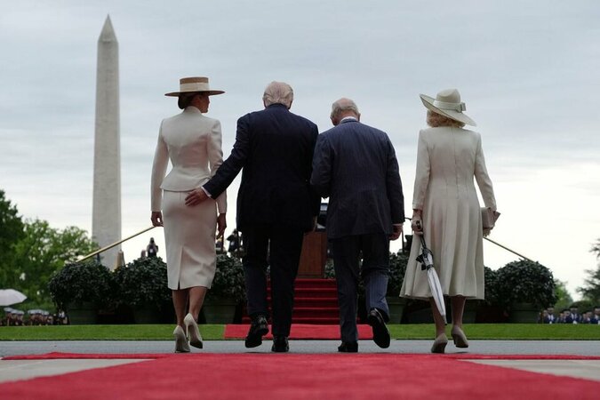 Tổng thống Trump vỗ nhẹ mông Đệ nhất phu nhân Melania trong cuộc gặp với Vua Charles