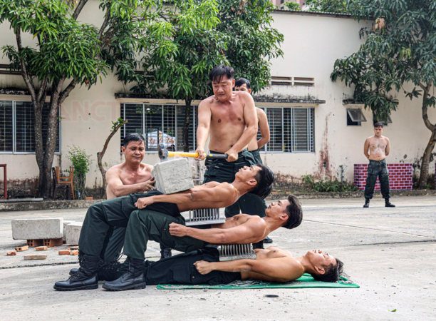Cán bộ, chiến sĩ Cảnh sát cơ động Cần Thơ thực hiện một bài rèn luyện khí công