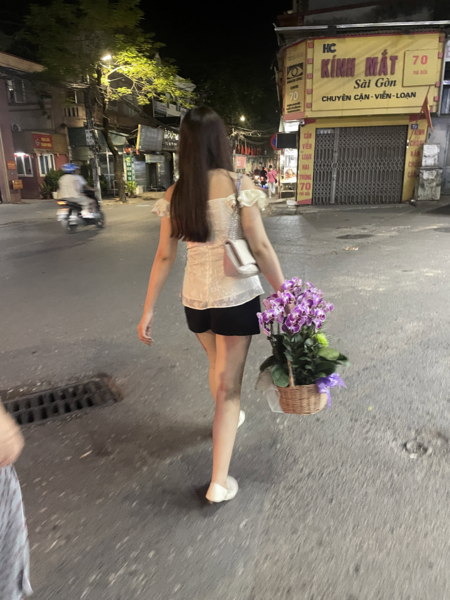 Cô gái băn khoăn buổi hẹn đầu tiên anh chàng tặng hoa này có nên tiếp tục không?
