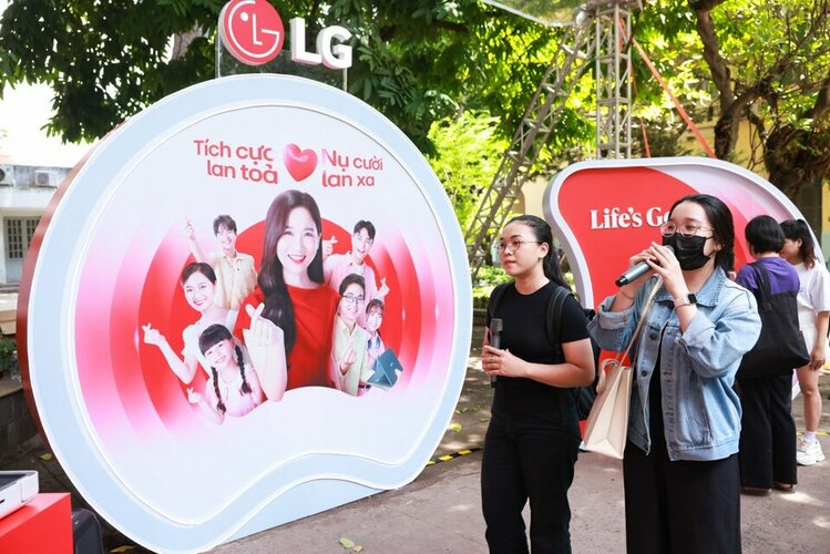Khu vực “Thả giọng tươi vui” thu hút nhiều bạn sinh viên tham dự (Copy).jpg Khu vực “Thả giọng tươi vui” thu hút nhiều bạn sinh viên tham dự (Copy).jpg