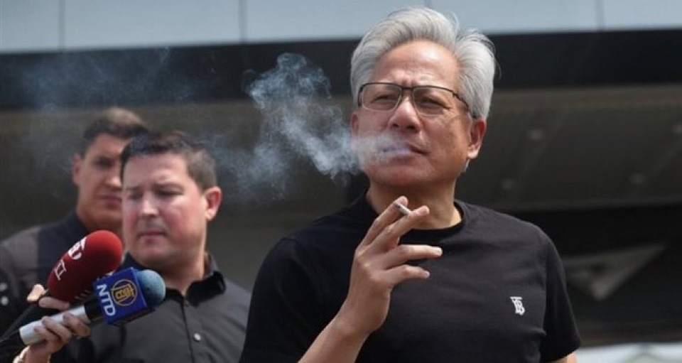 Jensen Huang lúc này kiểu...