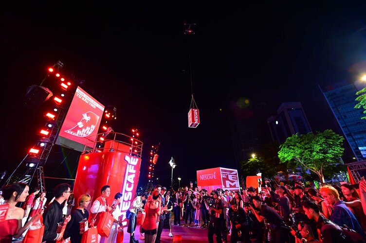 7. Các phần quà từ “bầu trời” của NESCAFÉ do các drone gửi tặng cho người tham gia(1)_ko lo go.jpg