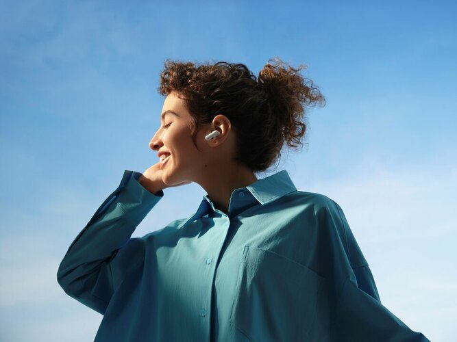 Tianqin_模特图Lifestyle Stills_Wind Noise Control_RGB_ko lo go.jpg Tianqin_模特图Lifestyle Stills_Wind Noise Control_RGB_ko lo go.jpg