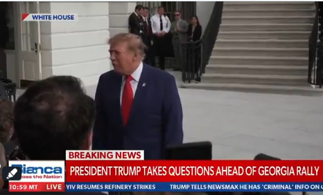 Tổng thống Trump nói về Tesla Roadster: "Tôi không biết liệu các bạn có thấy TÔI ngồi trong chiếc xe đó không!"