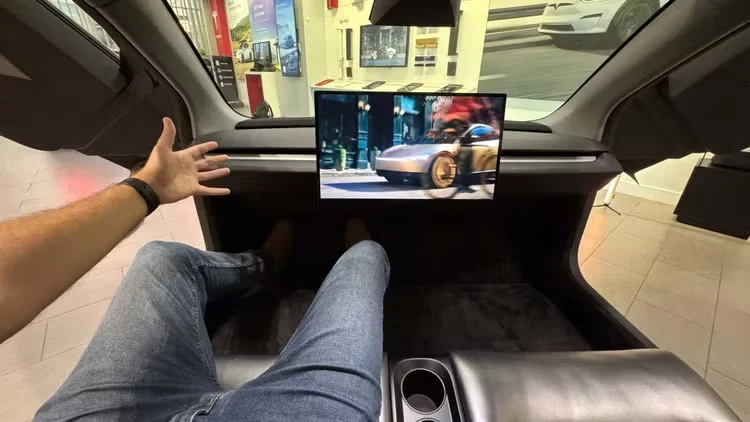 Tesla Cybercab sắp giao cho khách hàng, thời xe ô tô không vô lăng đã đến!