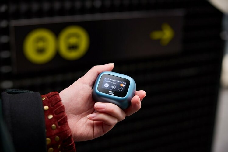 CMA_Shot-06_Buds_Charging-Case_Blue_146_ko lo go.jpg