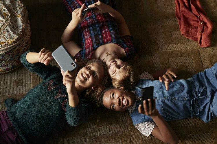 Kidsandphones_GettyImages-995393002-2000-387ff94314894d3ab3a41a1d63d18e7e_jpg_75.jpg Kidsandphones_GettyImages-995393002-2000-387ff94314894d3ab3a41a1d63d18e7e_jpg_75.jpg