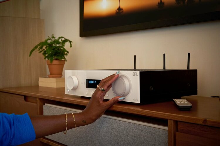 LS_JBL_MA710WHT_ProductWithHandOnControls_PDPDetail_00403_ko lo go.jpg LS_JBL_MA710WHT_ProductWithHandOnControls_PDPDetail_00403_ko lo go.jpg