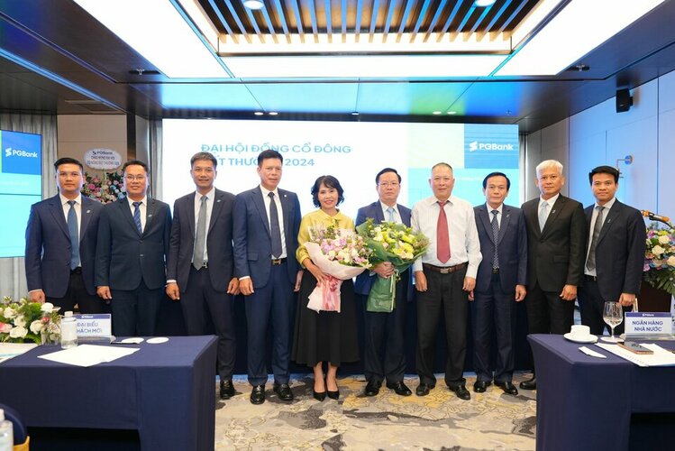 Ban Lãnh đạo PGBank tặng hoa chúc mừng 2 thành viên HĐQT độc lập mới_ko lo go.jpg Ban Lãnh đạo PGBank tặng hoa chúc mừng 2 thành viên HĐQT độc lập mới_ko lo go.jpg