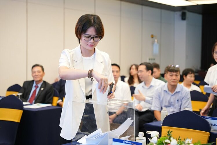 Các cổ đông thực hiện bỏ phiếu bầu các nội dung của Đại hội 2_ko lo go.jpg