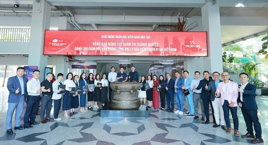 Hình 1_ Ban Lãnh đạo Prudential Việt Nam và Viện FSB cùng 17 Giám đốc Văn phòng Tổng Đại lý củ...jpg
