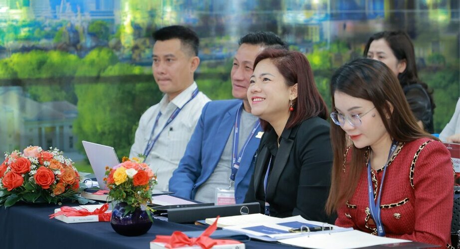 Hình 2_ Các Giám đốc văn phòng Tổng đại lý của Prudential trong buổi lễ khai giảng khóa học.jpg