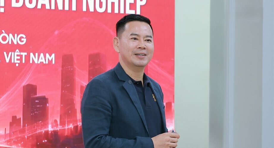 Hình 3_ Ông Phương Tiến Minh, Tổng Giám đốc Prudential Việt Nam phát biểu tại buổi khai giảng.jpg