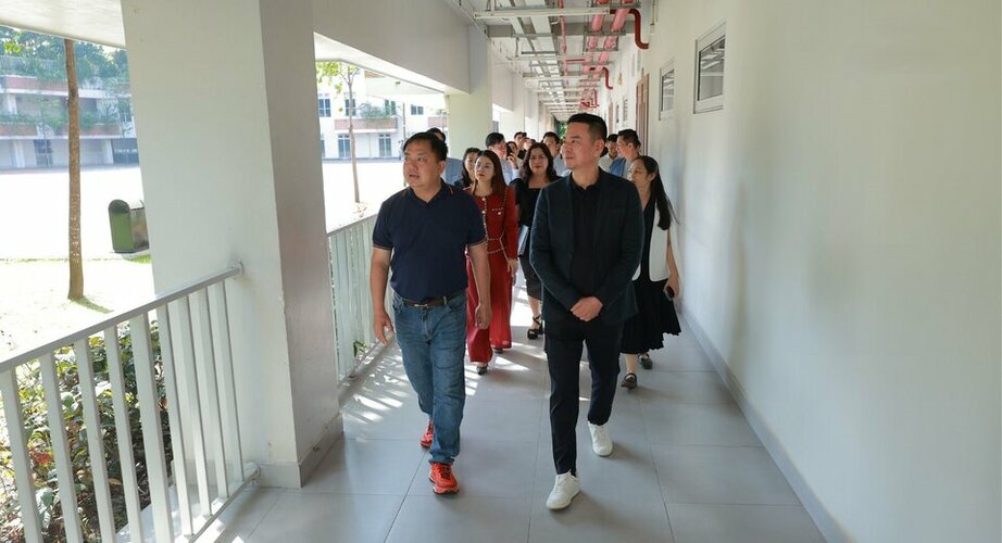 Hình 4_ Ban Lãnh đạo Prudential Việt Nam và Viện FSB cùng 17 Giám đốc Văn phòng Tổng Đại lý củ...jpg