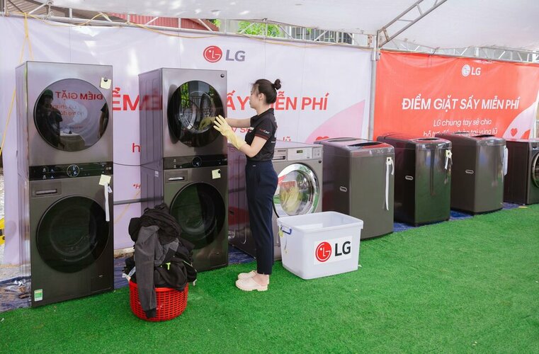 3. Nhân viên LG hỗ trợ người dân làm sạch quần áo và chăn mền_ko lo go.jpg 3. Nhân viên LG hỗ trợ người dân làm sạch quần áo và chăn mền_ko lo go.jpg