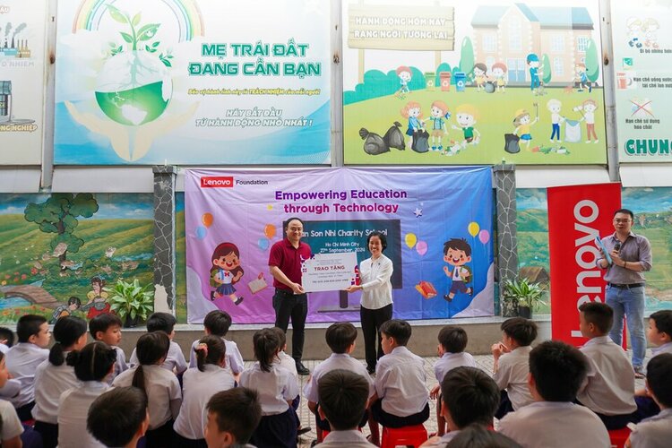 Lenovo trao tang may tinh cho truong_ko lo go.jpg