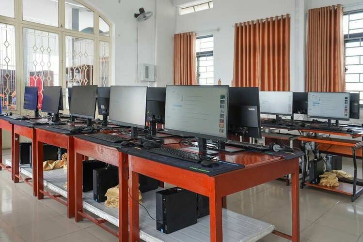 ThinkCentre Neo 50s kèm màn hình ThinkVision S24e-20 duoc trao tang_ko lo go.jpg