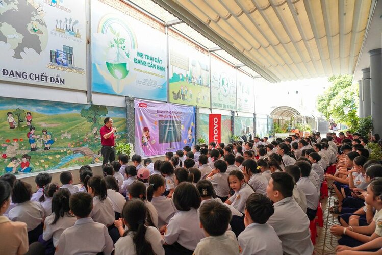 Hoat dong cua Lenovo cung voi cac em hoc sinh_ko lo go.jpg