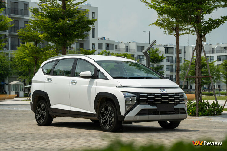 Hyundai Stargazer X - 9.jpg