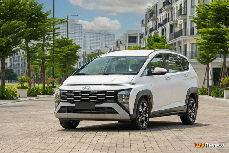 Hyundai Stargazer X - 1.jpg