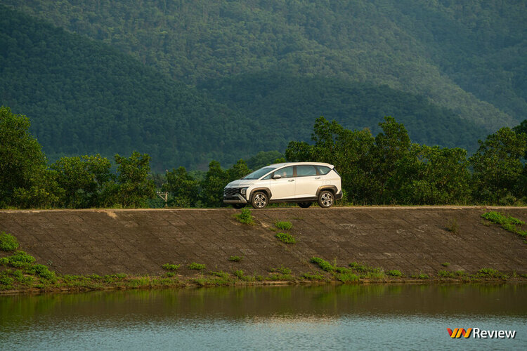 Hyundai Stargazer X - 23.jpg