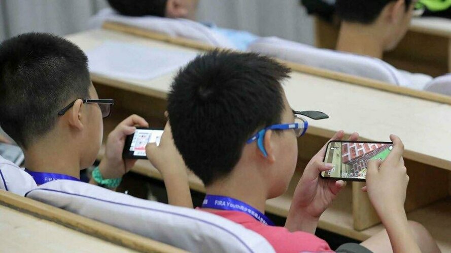 Tac-hai-cua-dien-thoai-doi-voi-hoc-sinh-gay-nghien-game-dien-thoai-mang-xa-hoi-internet_jpg_75.jpg Tac-hai-cua-dien-thoai-doi-voi-hoc-sinh-gay-nghien-game-dien-thoai-mang-xa-hoi-internet_jpg_75.jpg