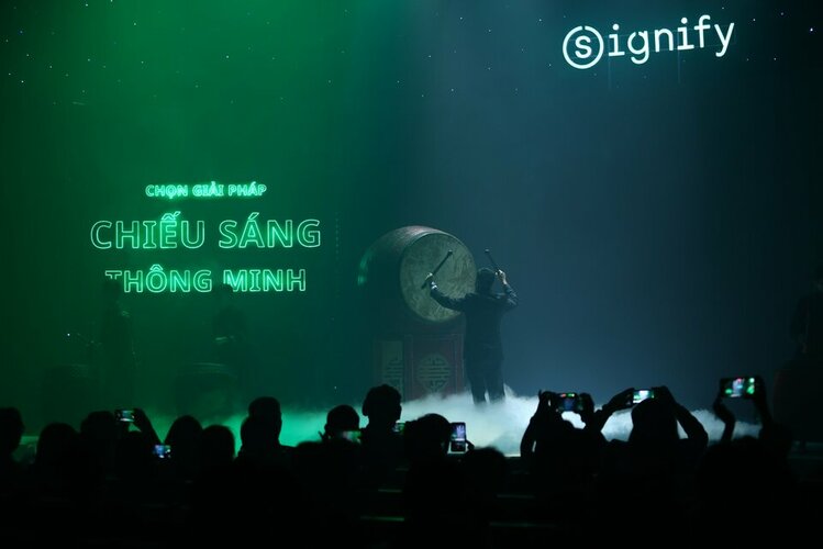 ng Phùng Hoài Dương - Tổng giám đốc Công ty Signify Việt Nam và tiết mục mở màn đặc biệt từ Si...jpg ng Phùng Hoài Dương - Tổng giám đốc Công ty Signify Việt Nam và tiết mục mở màn đặc biệt từ Si...jpg