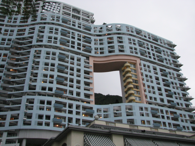 Vì sao nhiều tòa nhà đồ sộ ở Hong Kong lại bị "thủng" 1 lỗ to tướng?
