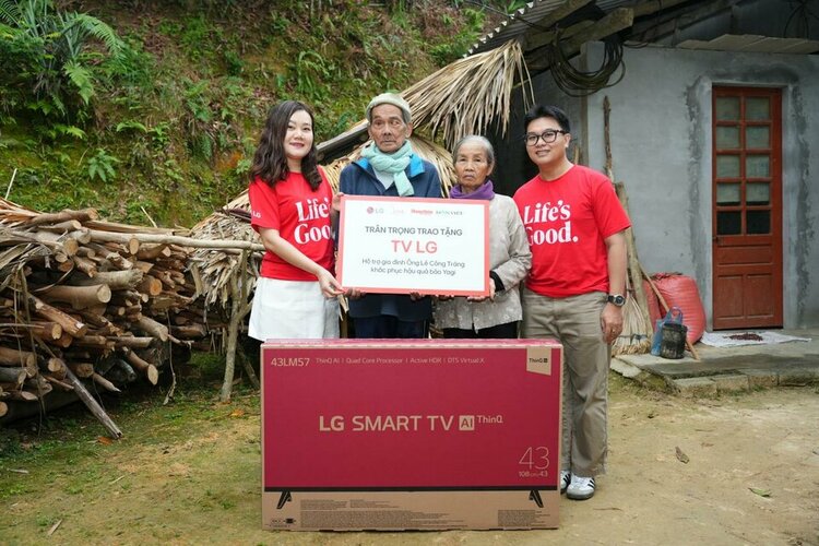 Đại diện LG trao tặng TV cho gia đình ông bà Lê Công Tráng (Copy).jpg Đại diện LG trao tặng TV cho gia đình ông bà Lê Công Tráng (Copy).jpg