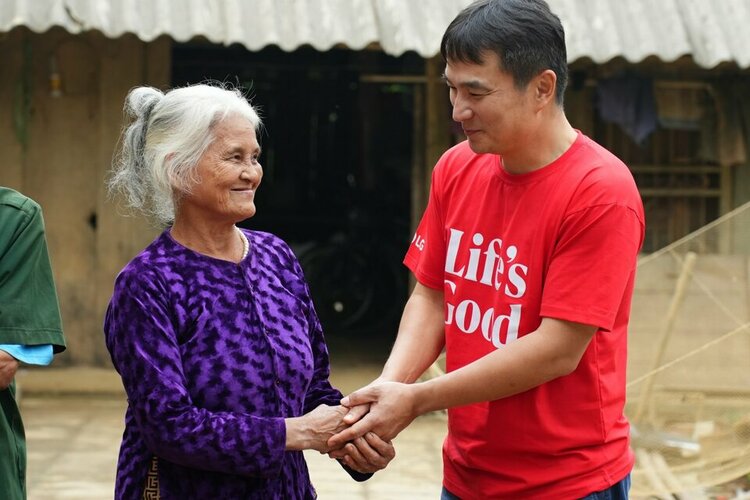 Đại diện LG thăm hỏi, động viên các gia đình chịu ảnh hưởng nặng nề bởi bão lũ (Copy).jpg Đại diện LG thăm hỏi, động viên các gia đình chịu ảnh hưởng nặng nề bởi bão lũ (Copy).jpg