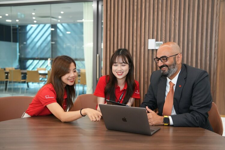 ng Mukesh Pilania, Phó Chủ tịch điều hành kiêm Giám đốc Bộ phận Ngân hàng Số và các nhân viên ...jpg ng Mukesh Pilania, Phó Chủ tịch điều hành kiêm Giám đốc Bộ phận Ngân hàng Số và các nhân viên ...jpg