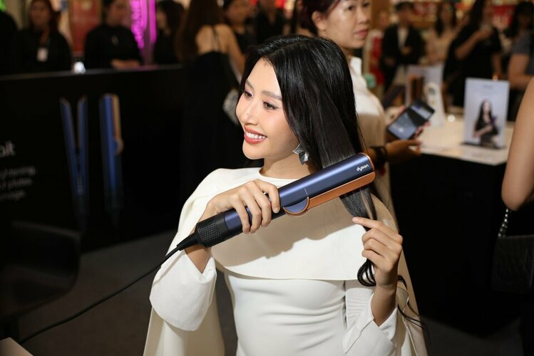Fashionista Quỳnh Anh Shyn sử dụng Dyson Airstrait_ko lo go.jpg