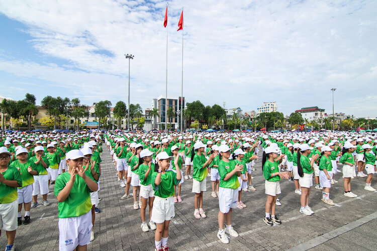 2. 8.000 thiếu nhi và cán bộ, hướng dẫn viên, vận động viên của tỉnh Thanh Hóa và hơn 30 tỉnh,...jpg 2. 8.000 thiếu nhi và cán bộ, hướng dẫn viên, vận động viên của tỉnh Thanh Hóa và hơn 30 tỉnh,...jpg