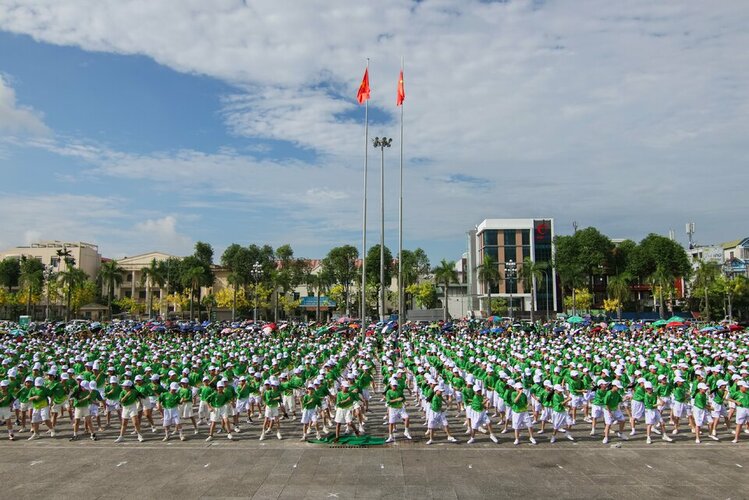 5. Toàn thể các em học sinh và người dân khởi động trước khi bắt đầu chương trình.jpg 5. Toàn thể các em học sinh và người dân khởi động trước khi bắt đầu chương trình.jpg