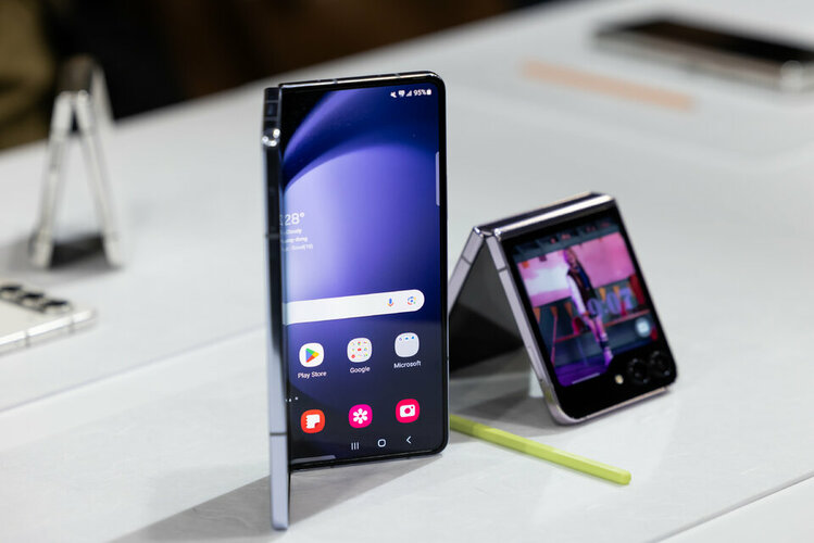 Samsung Galaxy Z Flip5.jpeg Samsung Galaxy Z Flip5.jpeg