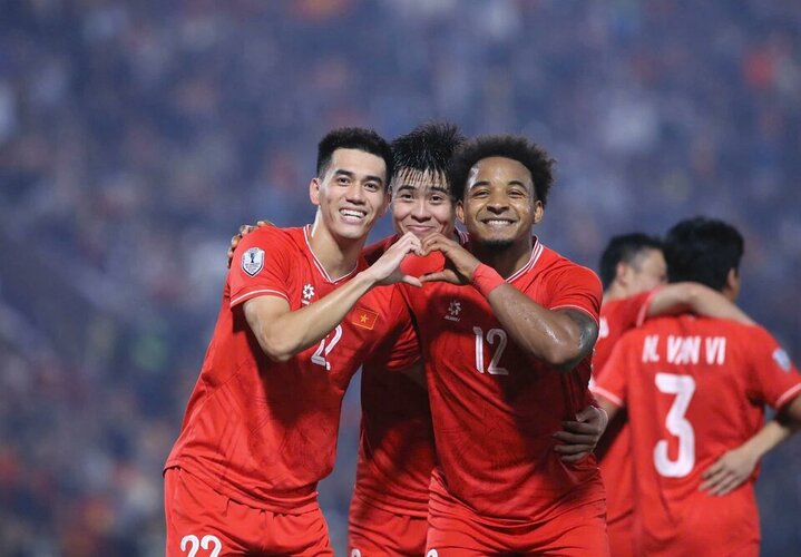 000-tien-linh-xuan-son-duy-manh-dtnv-tuyen-vn-3-1-sing-bk-aff-cup-2024-minh-tu-074-17355207302...jpg 000-tien-linh-xuan-son-duy-manh-dtnv-tuyen-vn-3-1-sing-bk-aff-cup-2024-minh-tu-074-17355207302...jpg