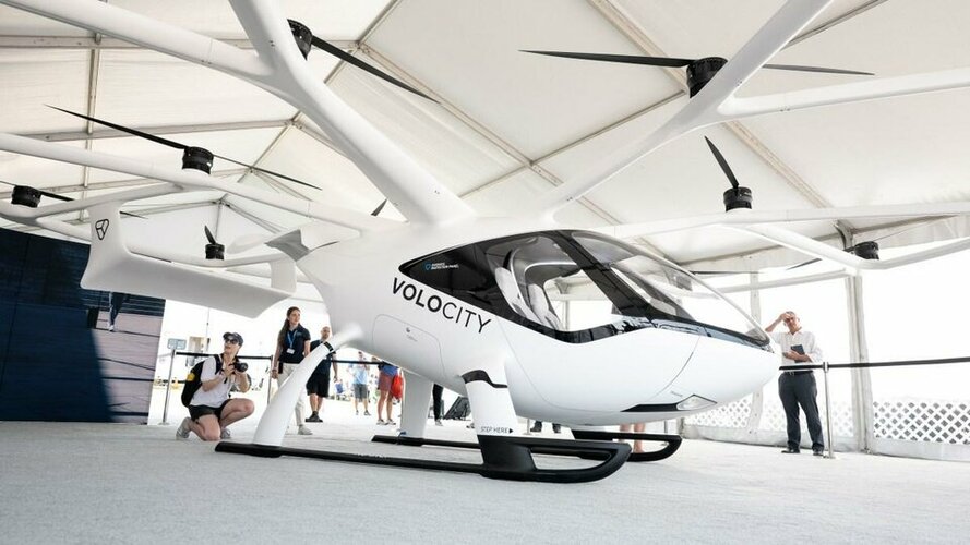 Volocopter_at_Oshkosh_EAA21_Booth_VoloCity_Visitor_Taking_Pictures_jpg_75.jpg