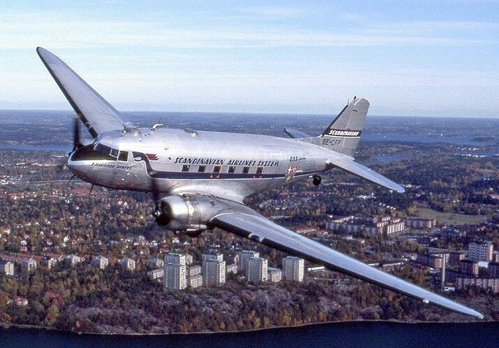 800px-Douglas_DC-3-2C_SE-CFP_jpg_75.jpg