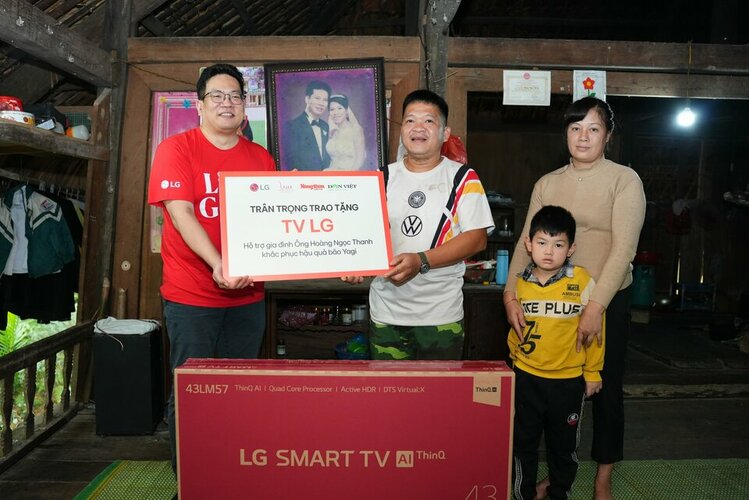 Đại diện LG trao tặng TV cho gia đình anh Hoàng Ngọc Thanh_ko lo go.jpg