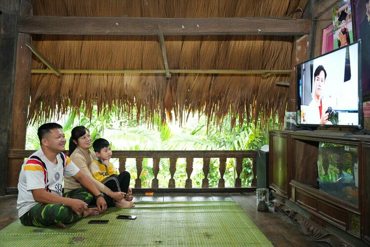 Gia đình anh Hoàng Ngọc Thanh quây quần bên chiếc TV mới_ko lo go.jpg