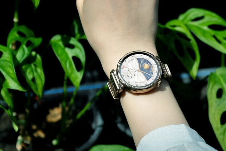 HUAWEI WATCH GT 5 phiên bản dây Milanese là phụ kiện nâng tầm phong cách cho bất cứ ai, dù the...jpg
