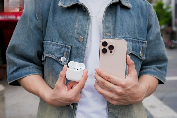 iPhone 16 Pro Max - AirPods 4 (Copy).jpg