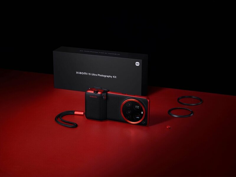 Photography Kit Legend Edition_Unboxing image_with phone (Copy).jpg