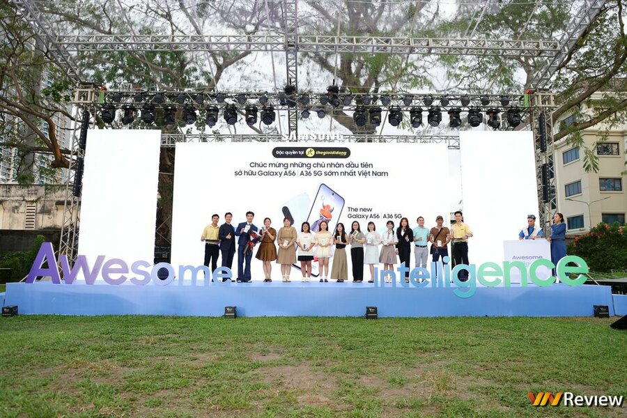 4. HIEUTHUHAI trao máy cho 50 khách hàng đầu tiên sở hữu Galaxy A series thế hệ mới (Copy).jpg