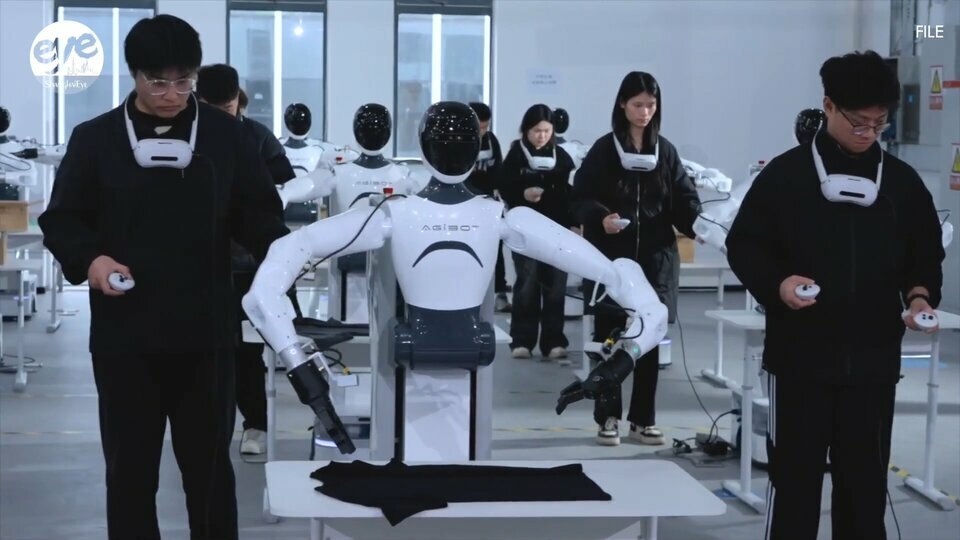 Chinese robotics firm Agibot trains AI-powered humanoid robots to learn like humans.mp4_snapsh...jpg